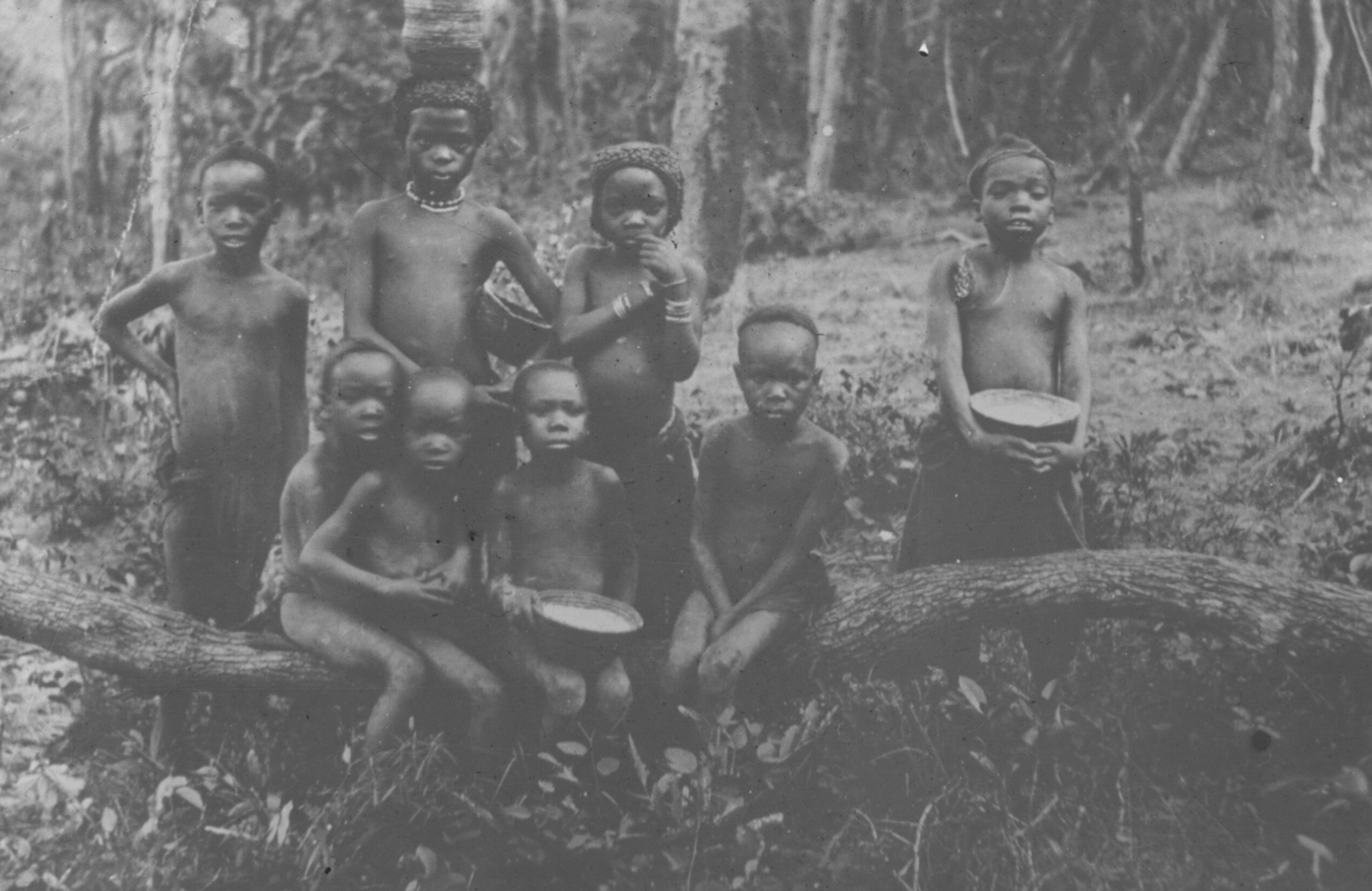 Gruppe von nackten Kindern aus den Kolonialgebieten